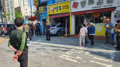부천역 택시가 만두집으로 돌진함