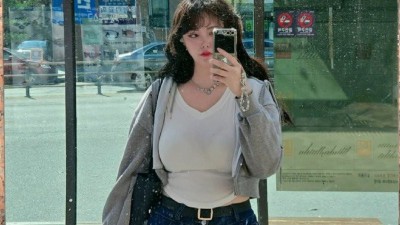 성인웹툰 작가도 요새는 몸매되야 그리는듯